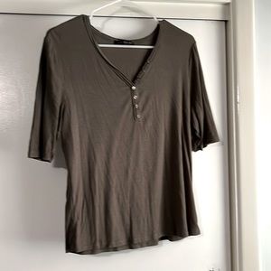 🍇 adorable and 1/2 sleeve ribbed T in olive green size small